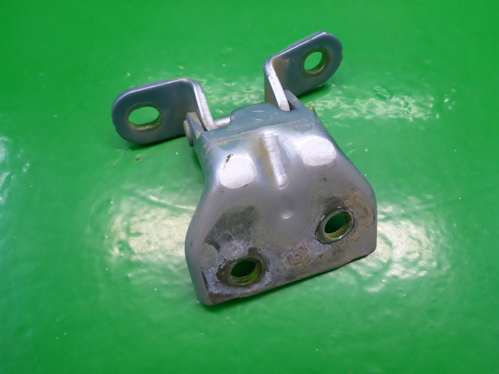 Петля двери задней левой верхняя