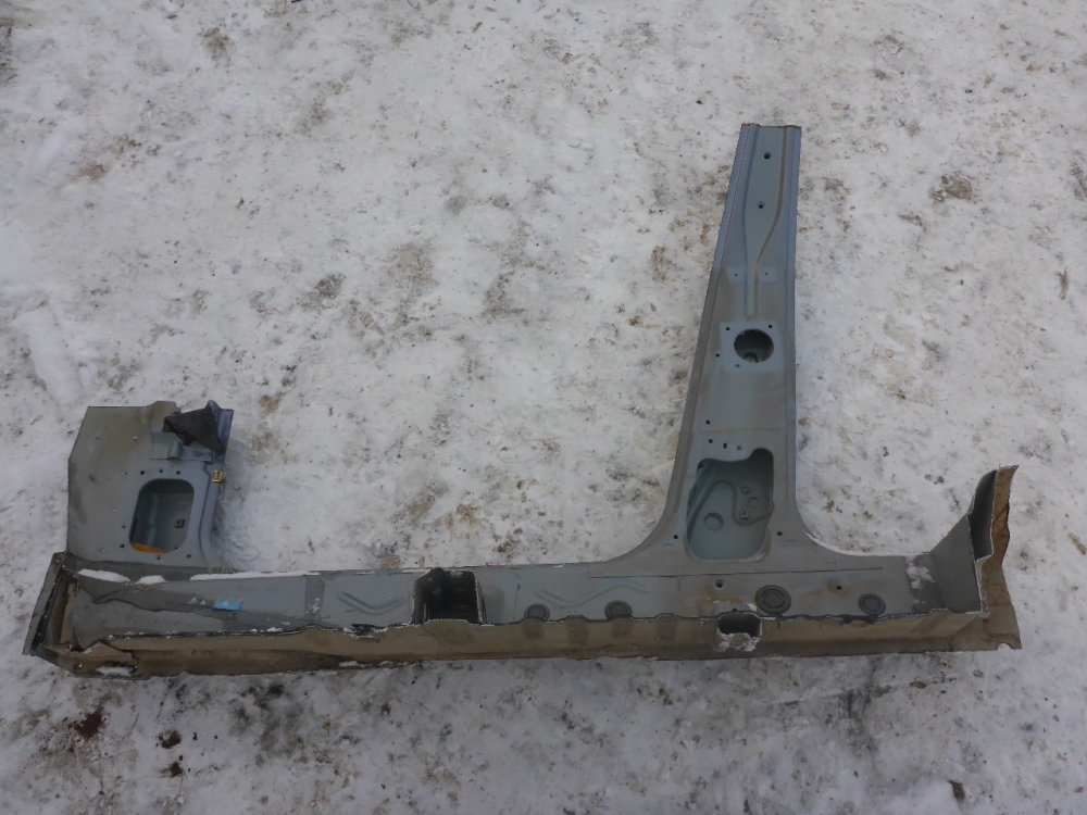 Порог со стойкой правый