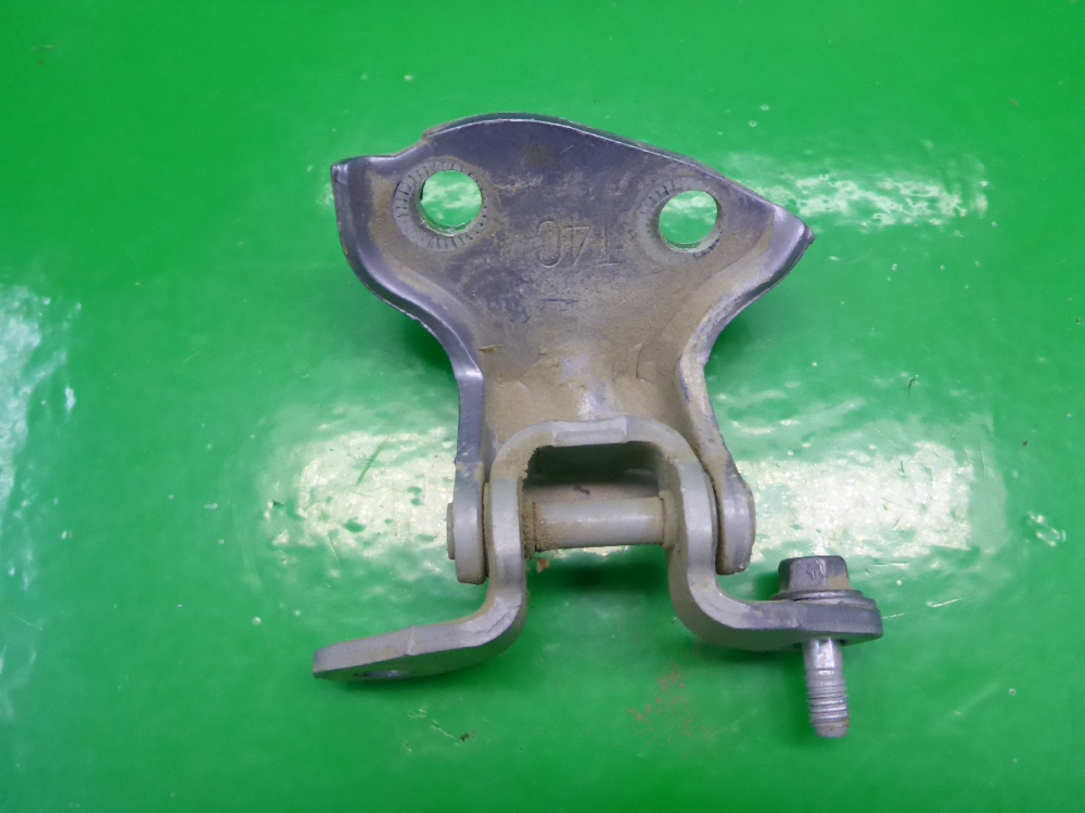 Петля двери задней правой верхняя