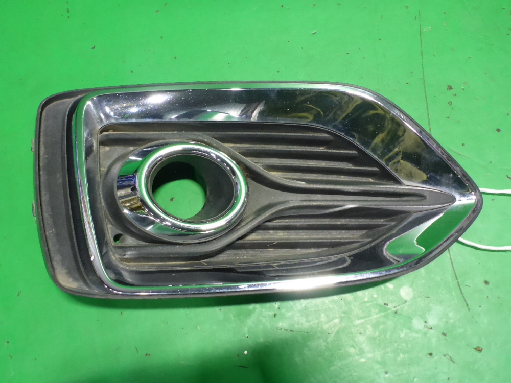 Рамка противотуманной фары левой