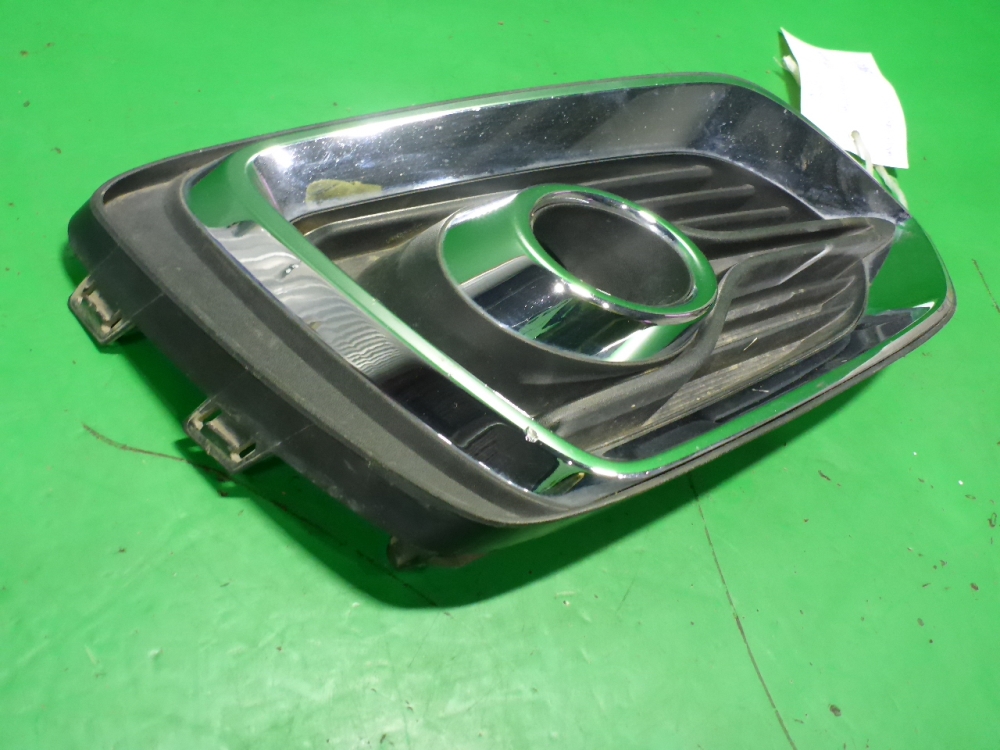 Рамка противотуманной фары левой