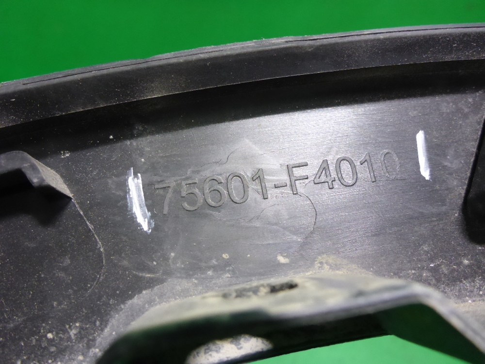 Накладка переднего крыла правого