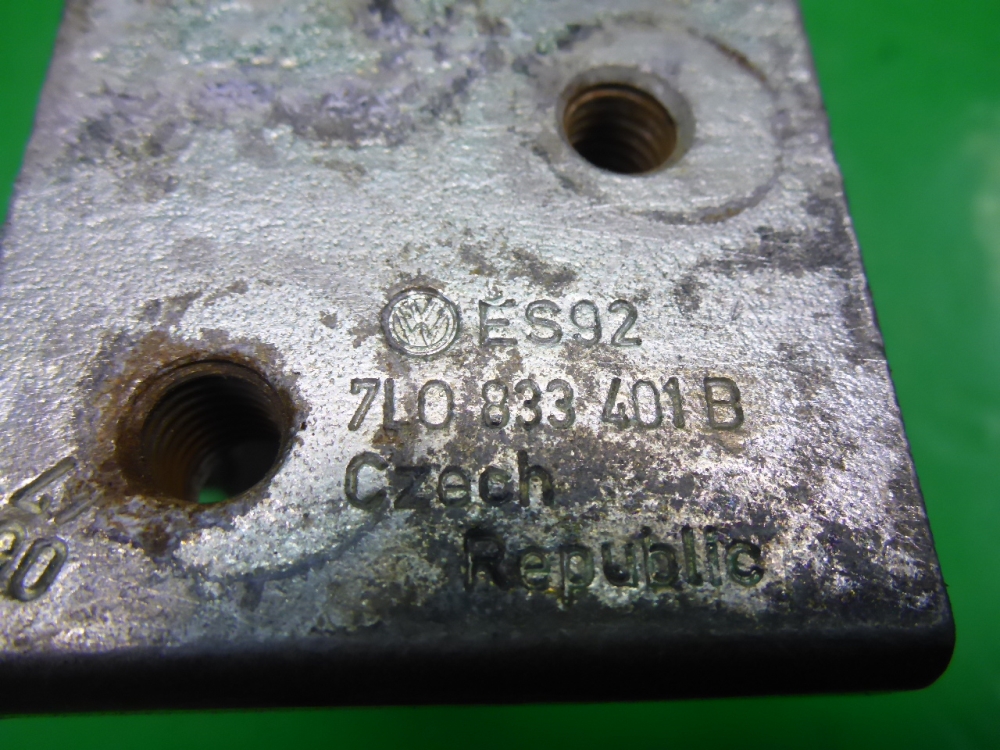 Петля двери задней левой верхняя