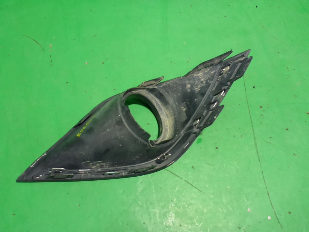 Рамка противотуманной фары левой