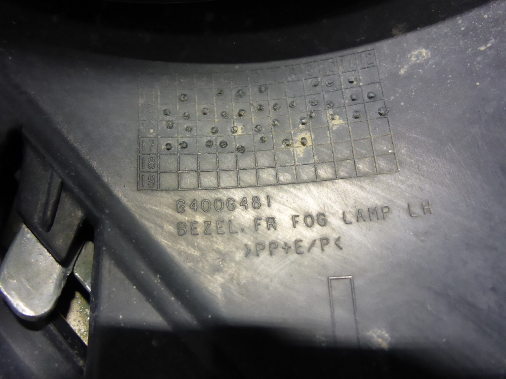 Рамка противотуманной фары левой