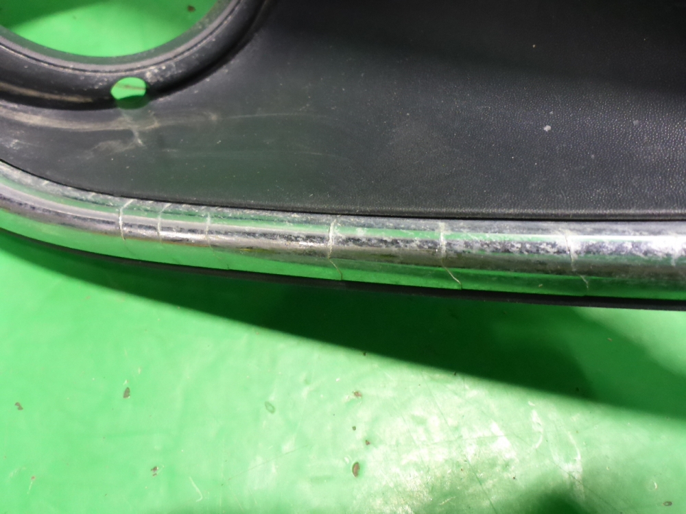 Рамка противотуманной фары левой