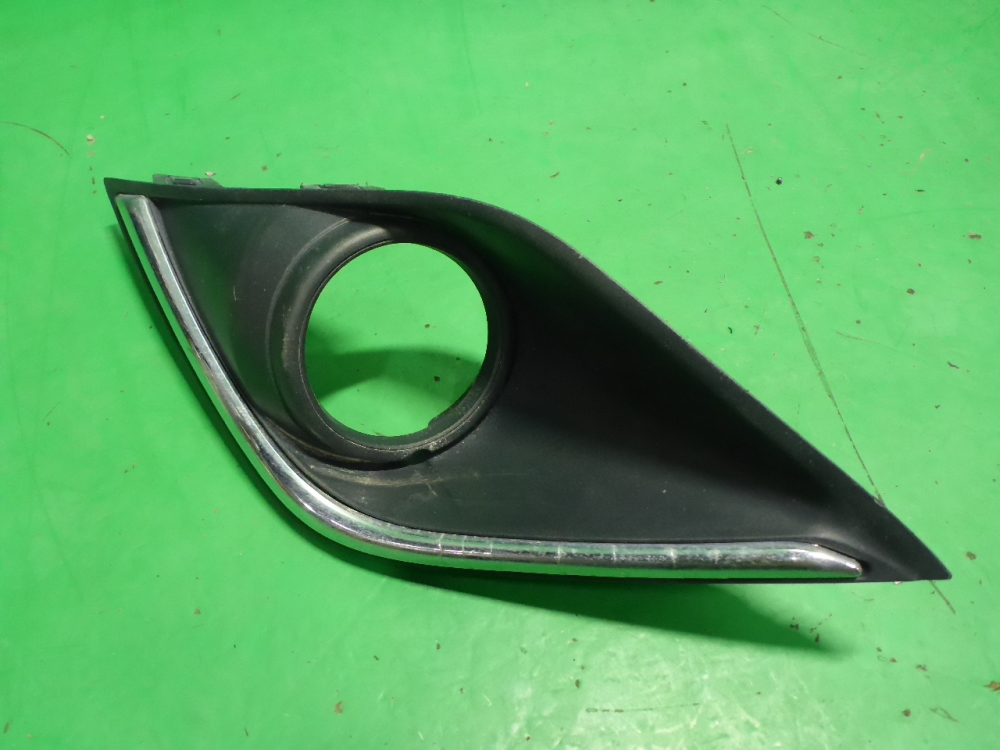 Рамка противотуманной фары левой