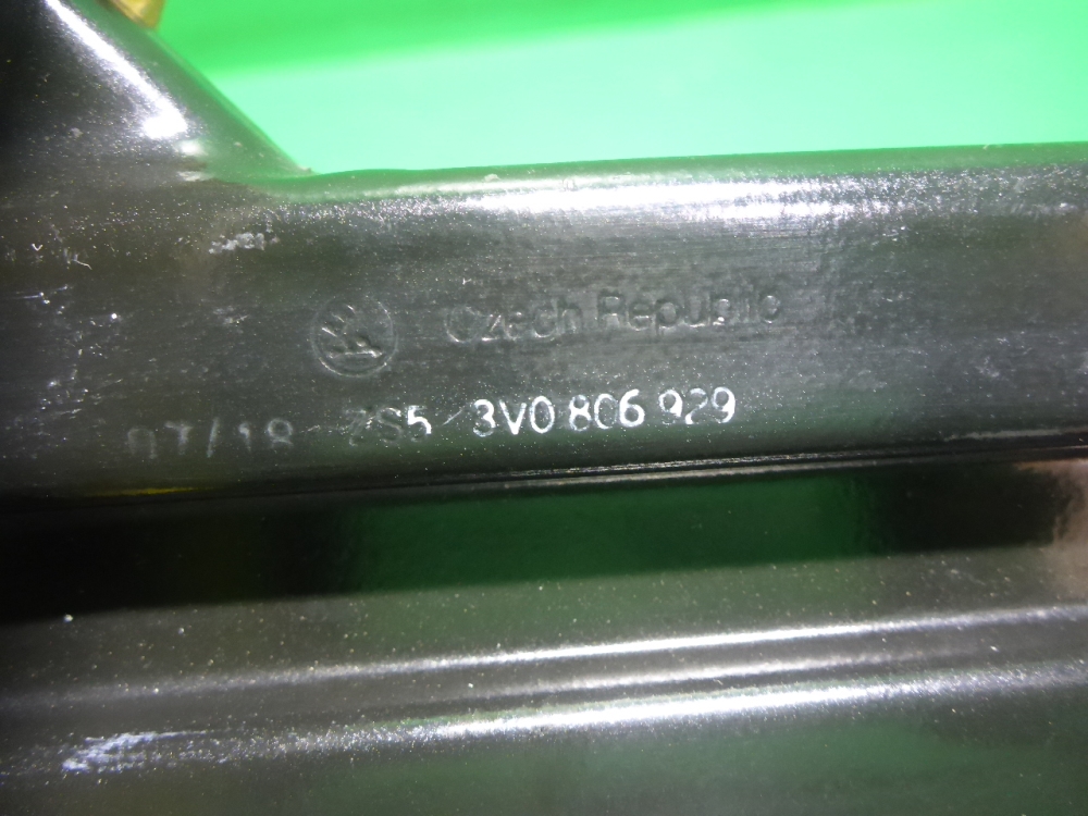 Кронштейн фар левый