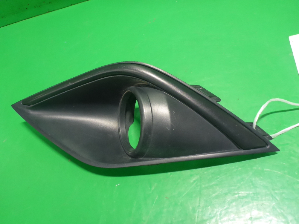 Рамка противотуманной фары левой