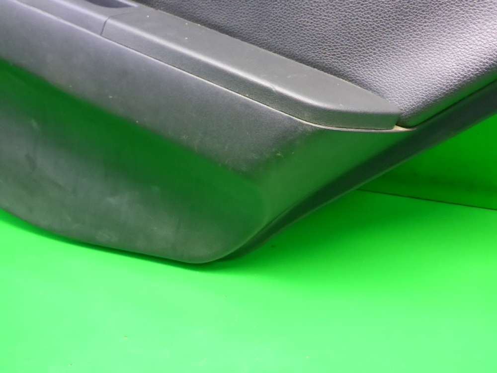 Обшивка двери задней правой