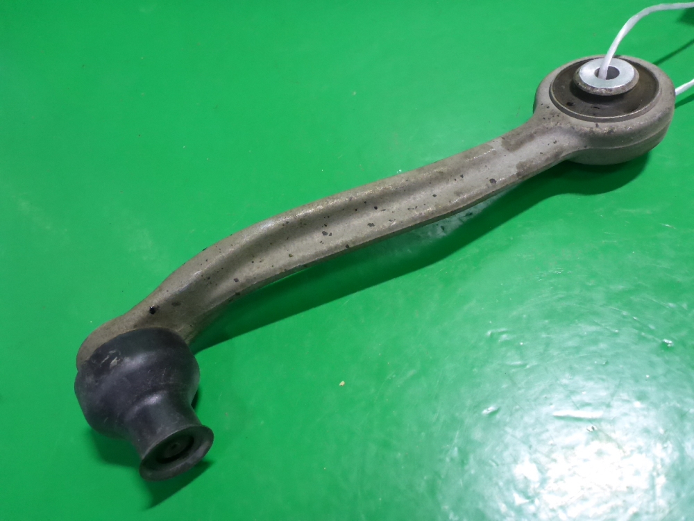Рычаг передний левый