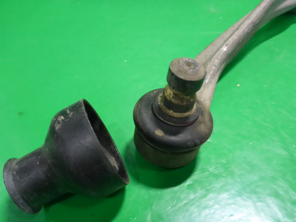 Рычаг передний левый