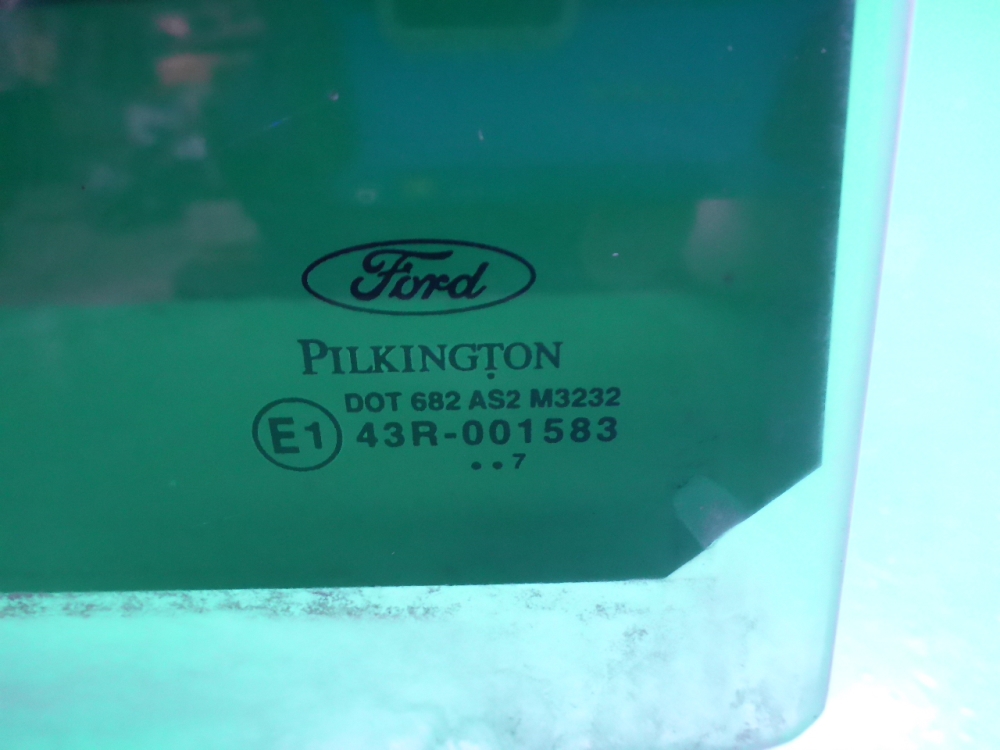 Стекло двери задней правой
