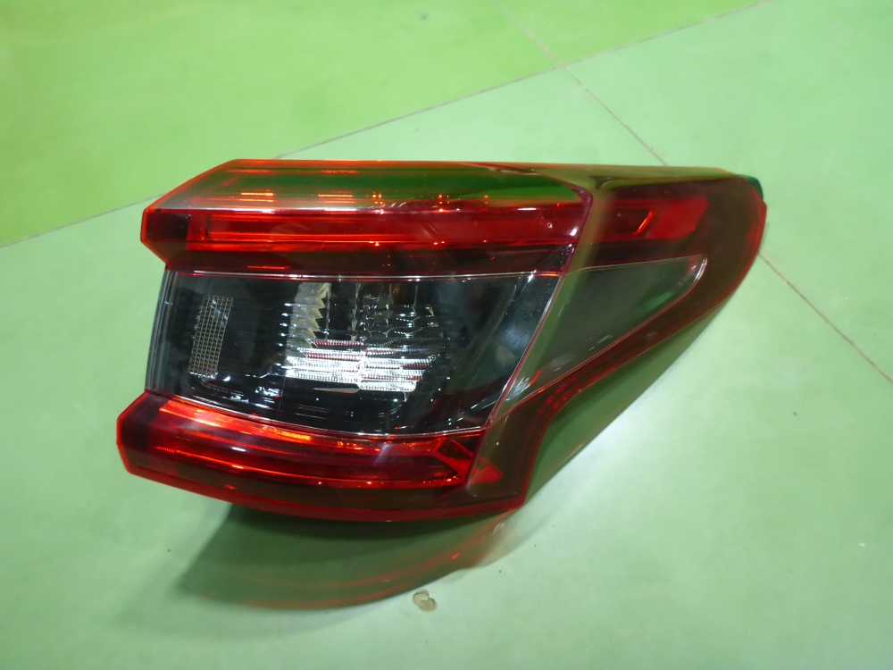 Фонарь задний наружный правый