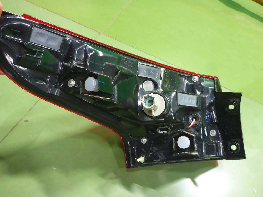 Фонарь задний наружный правый