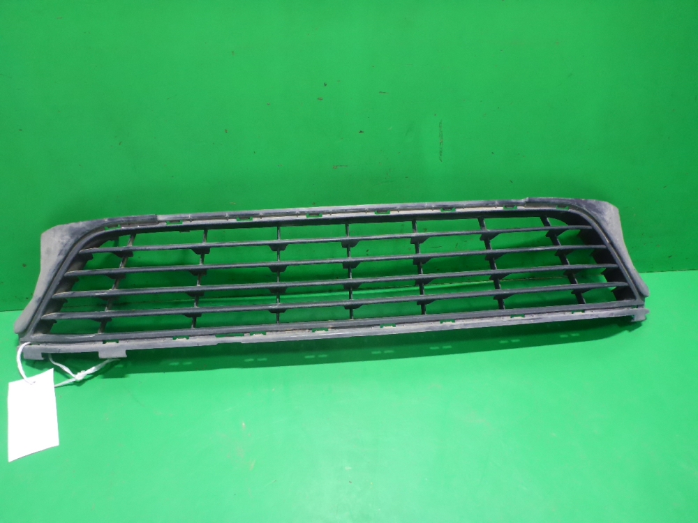 Решетка в бампер центральная