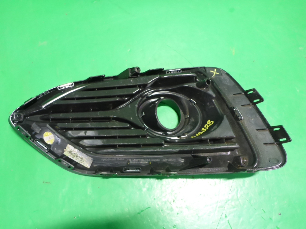 Рамка противотуманной фары правой