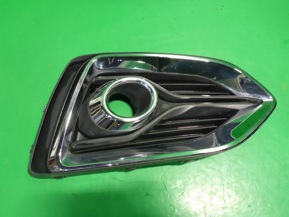 Рамка противотуманной фары правой