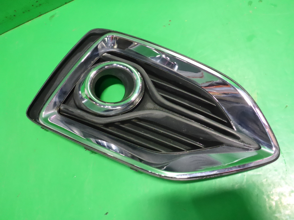 Рамка противотуманной фары правой