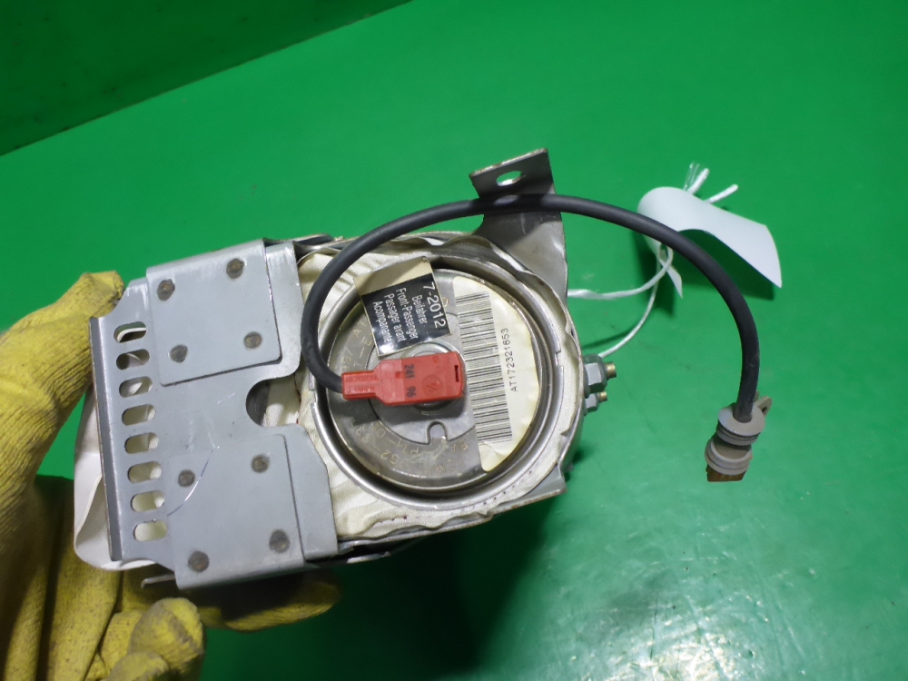 Подушка безопасности пассажирская (в торпедо)