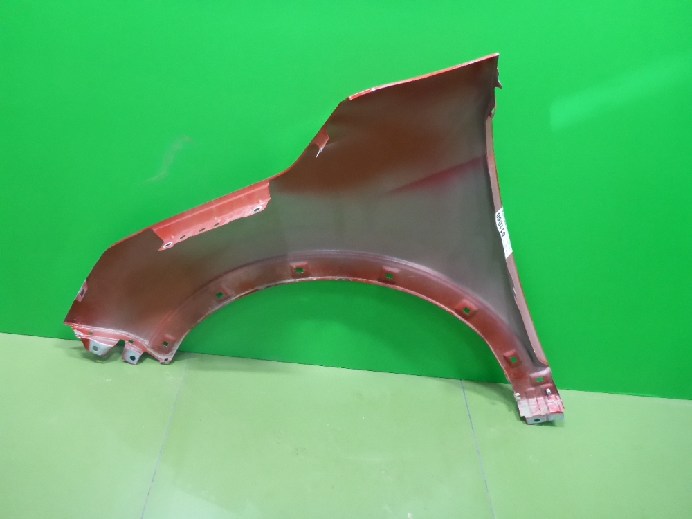 Крыло переднее правое