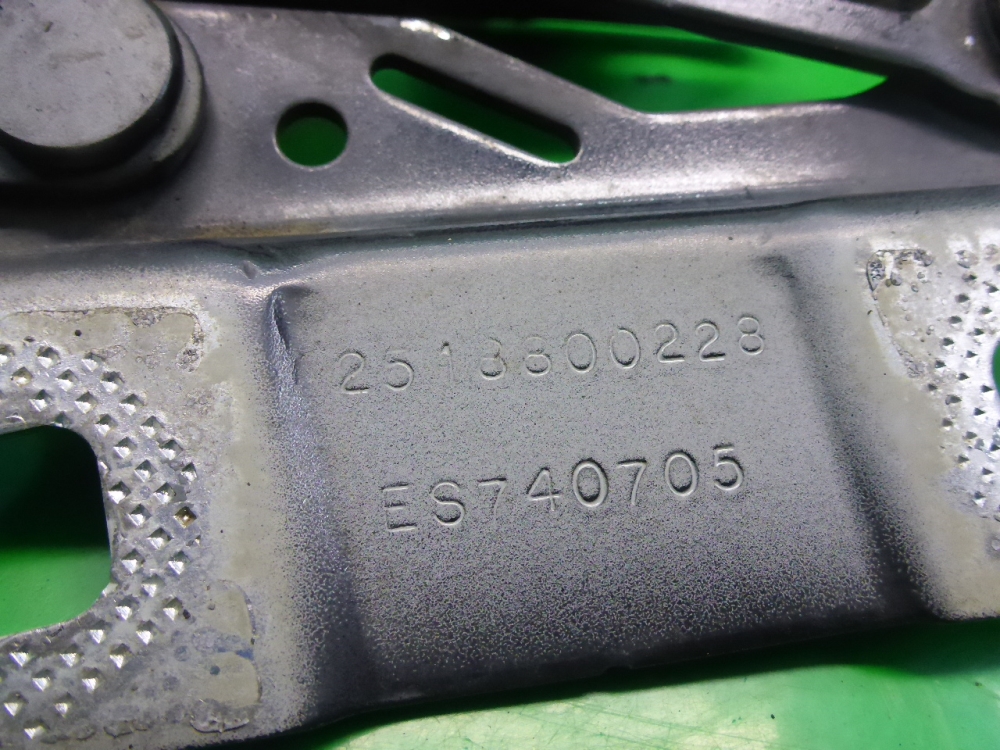 Петля капота правая