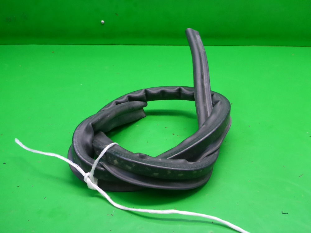 Уплотнитель капота