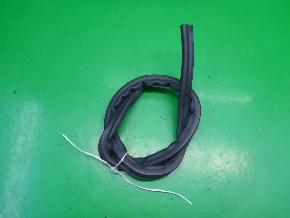 Уплотнитель капота