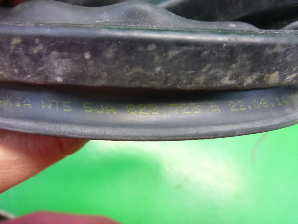 Уплотнитель капота