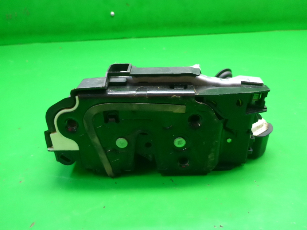 Замок двери задней правой