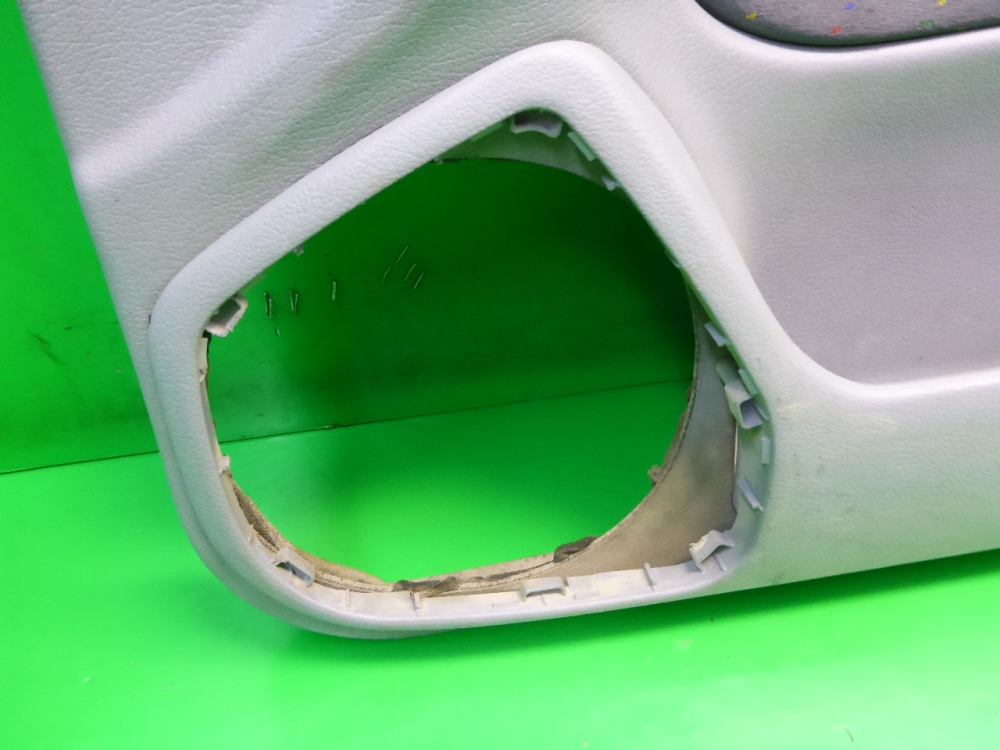 Обшивка двери передней правой