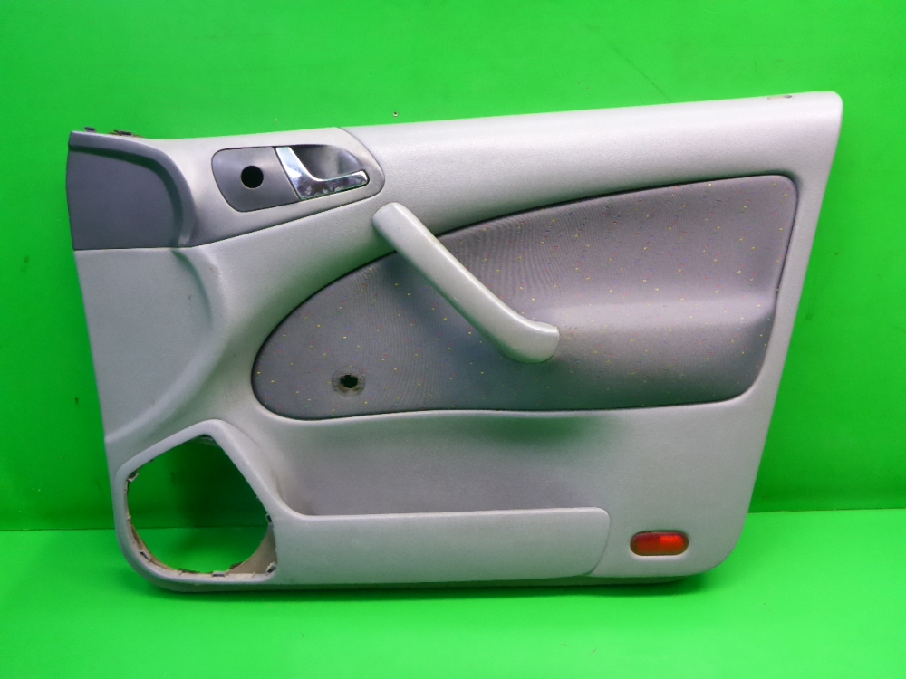 Обшивка двери передней правой