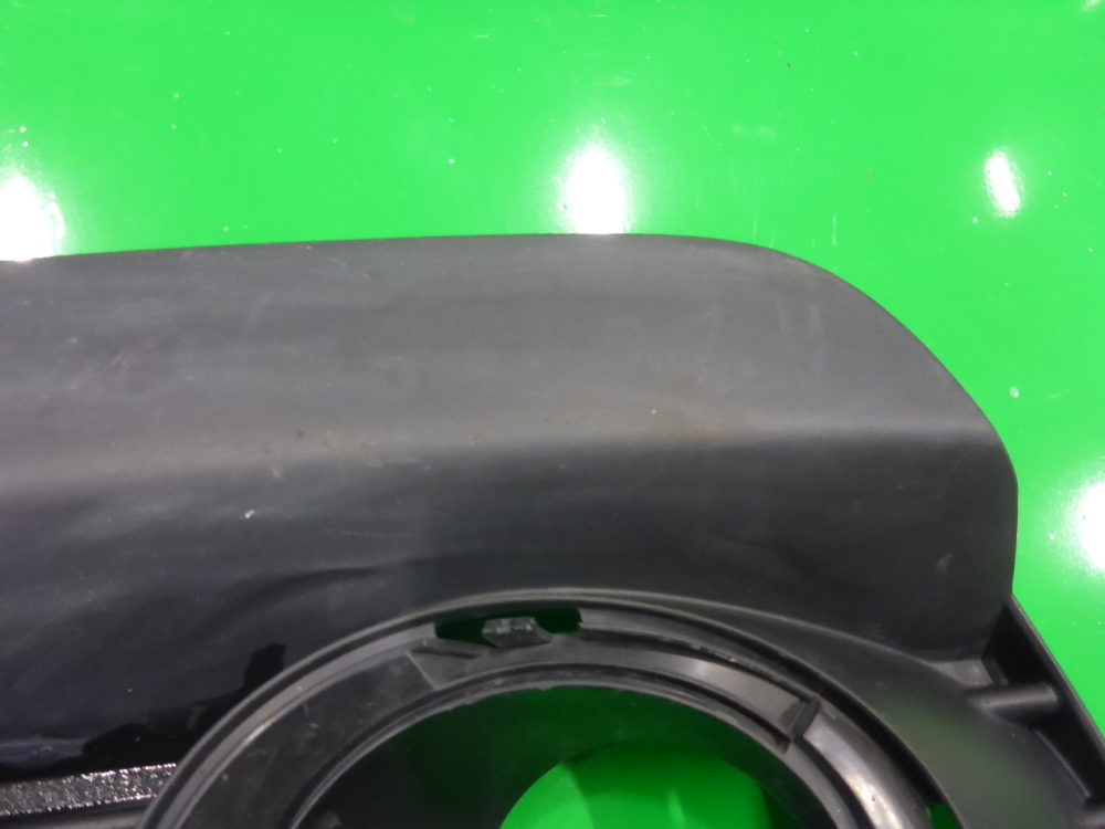 Рамка противотуманной фары левой