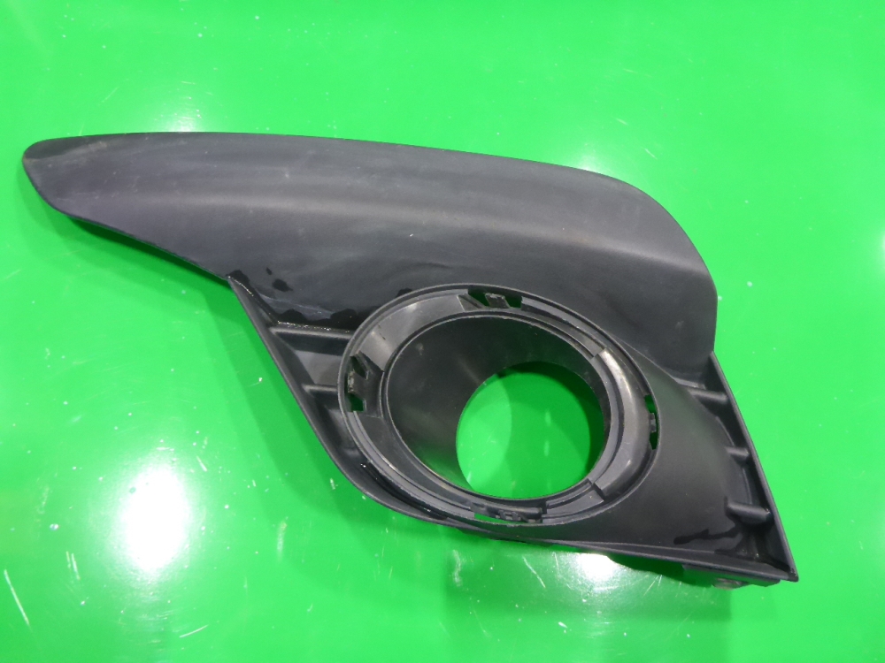 Рамка противотуманной фары левой