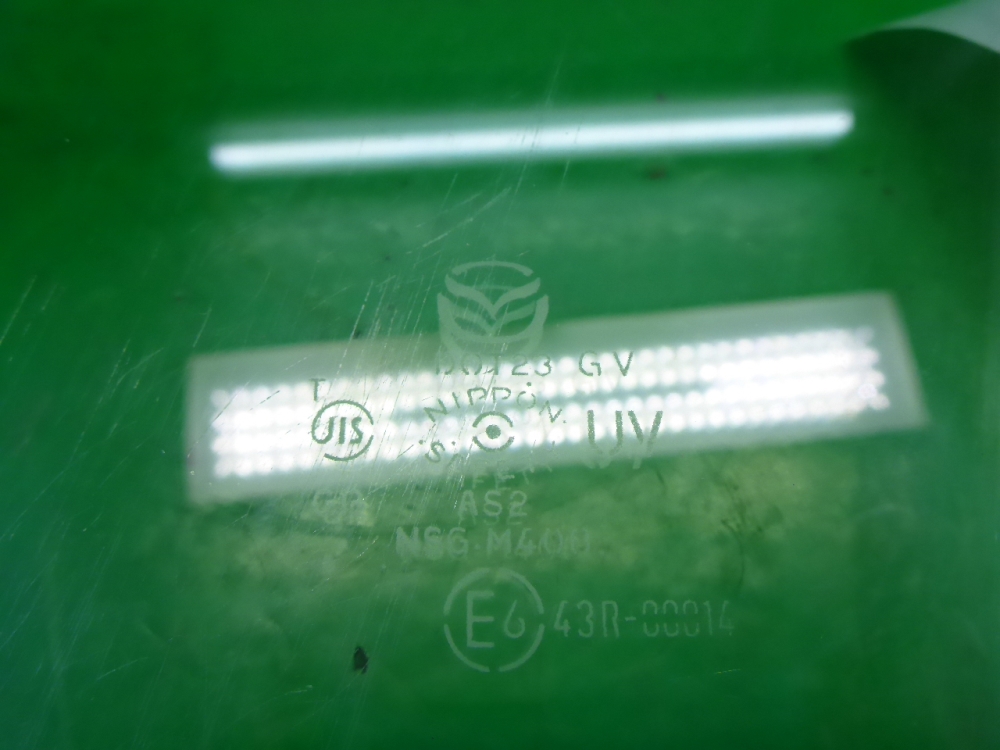 Стекло двери передней левой