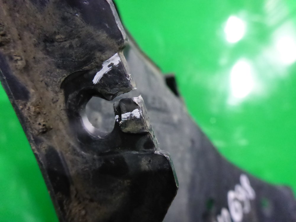 Кронштейн переднего бампера левый