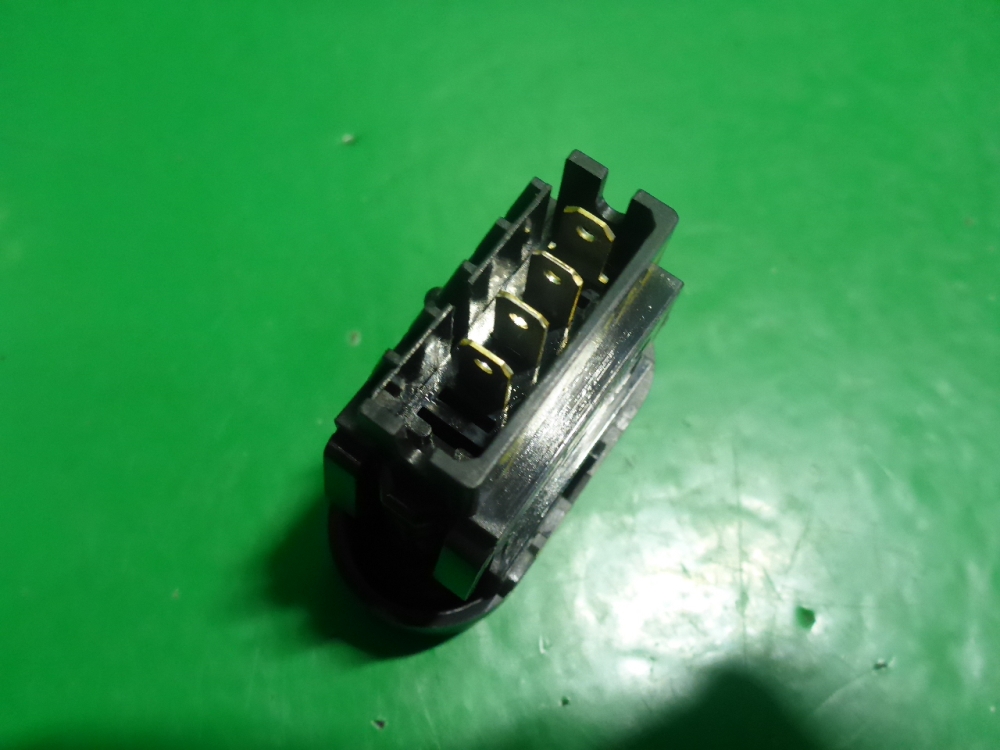 Кнопка обогрева заднего стекла