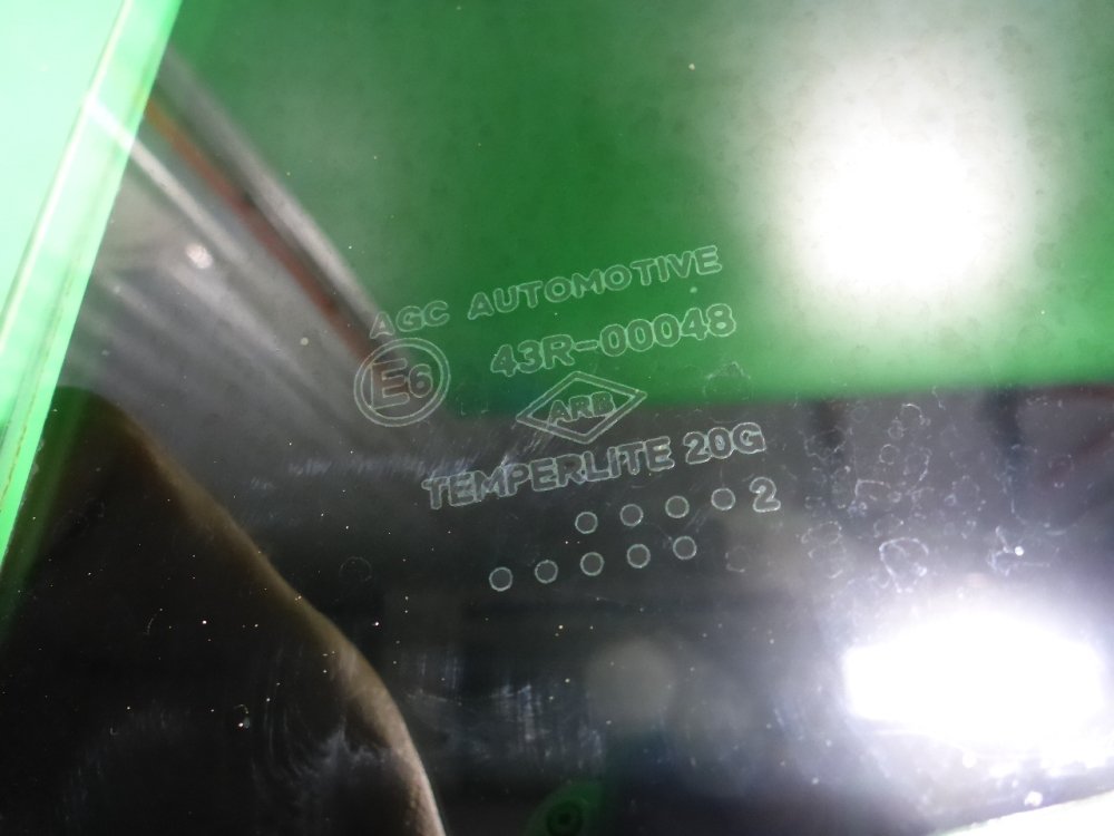 Стекло двери задней левой (форточка)