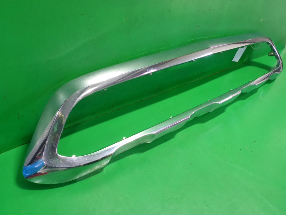 Накладка переднего бампера центральная