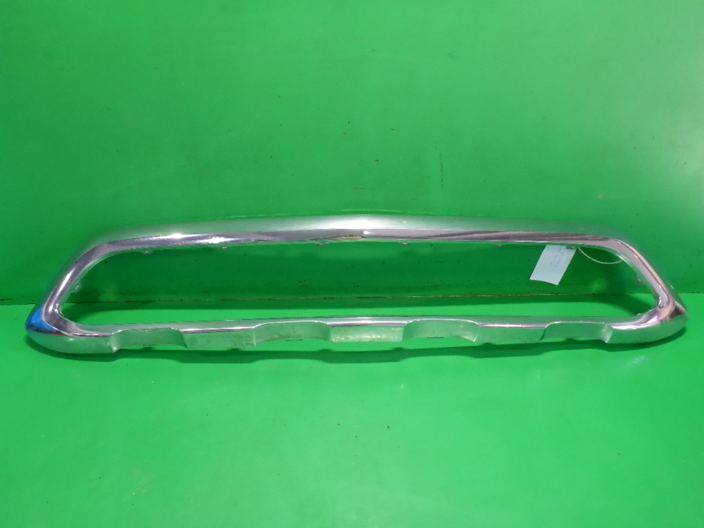 Накладка переднего бампера центральная