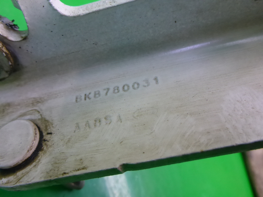 Петля капота левая