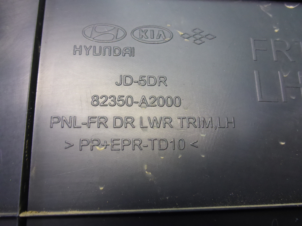 Обшивка двери передней левой