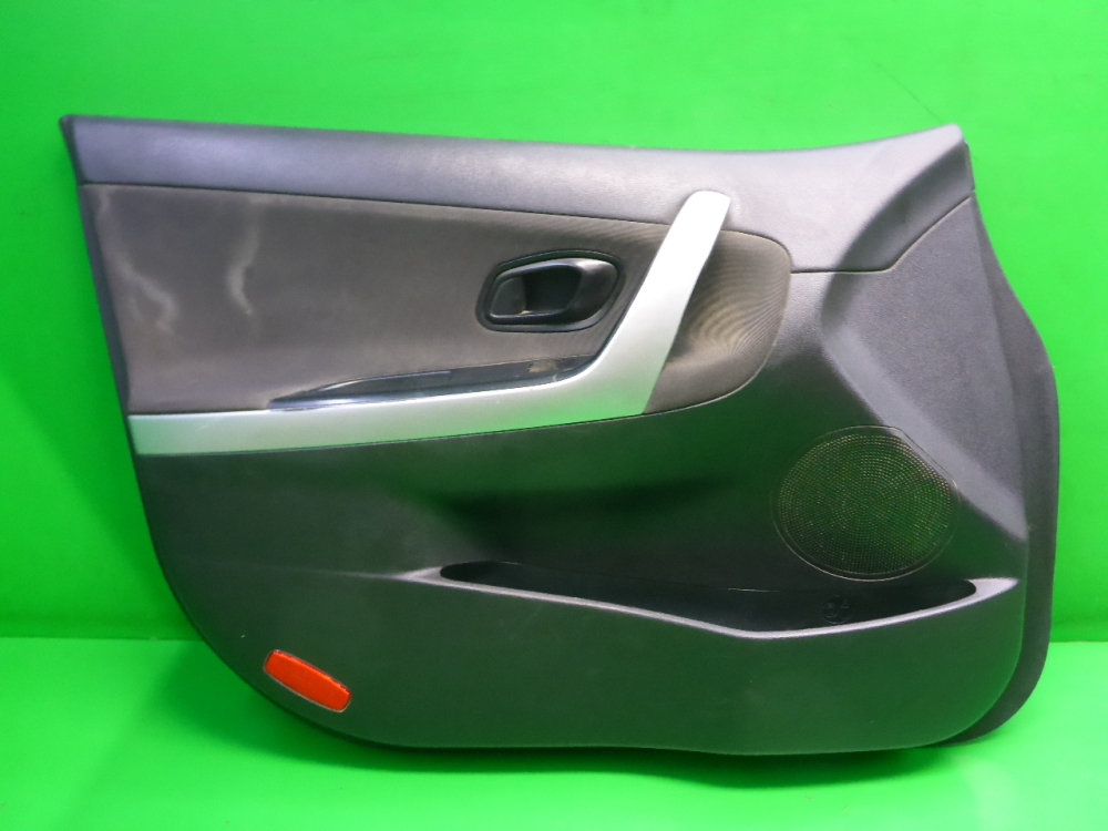 Обшивка двери передней левой