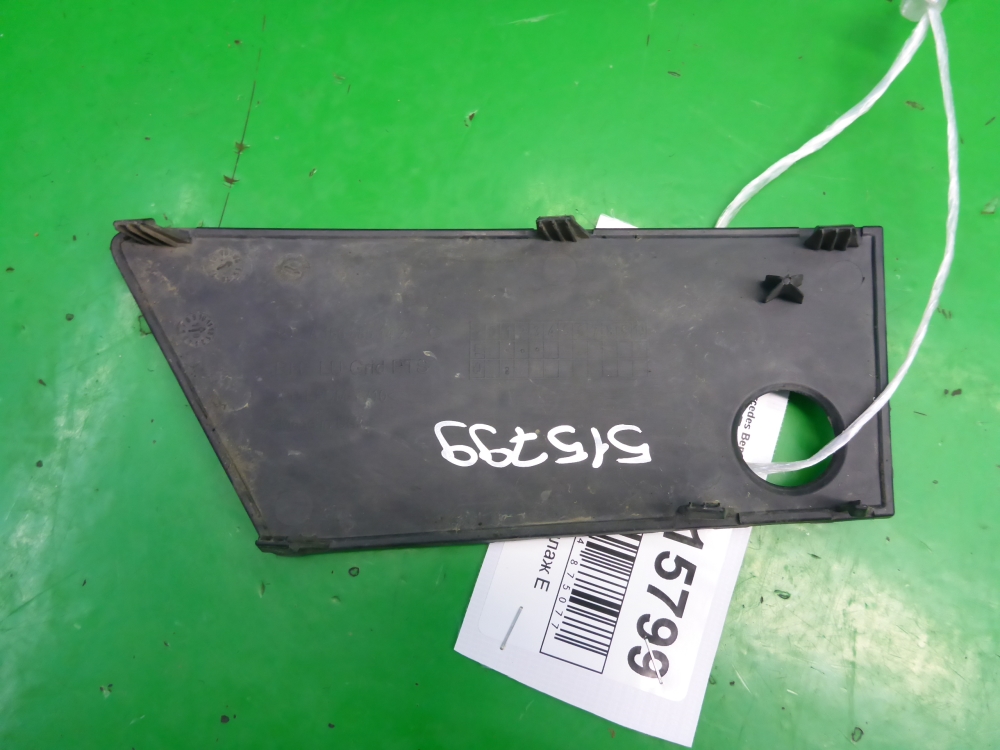 Заглушка бампера правая