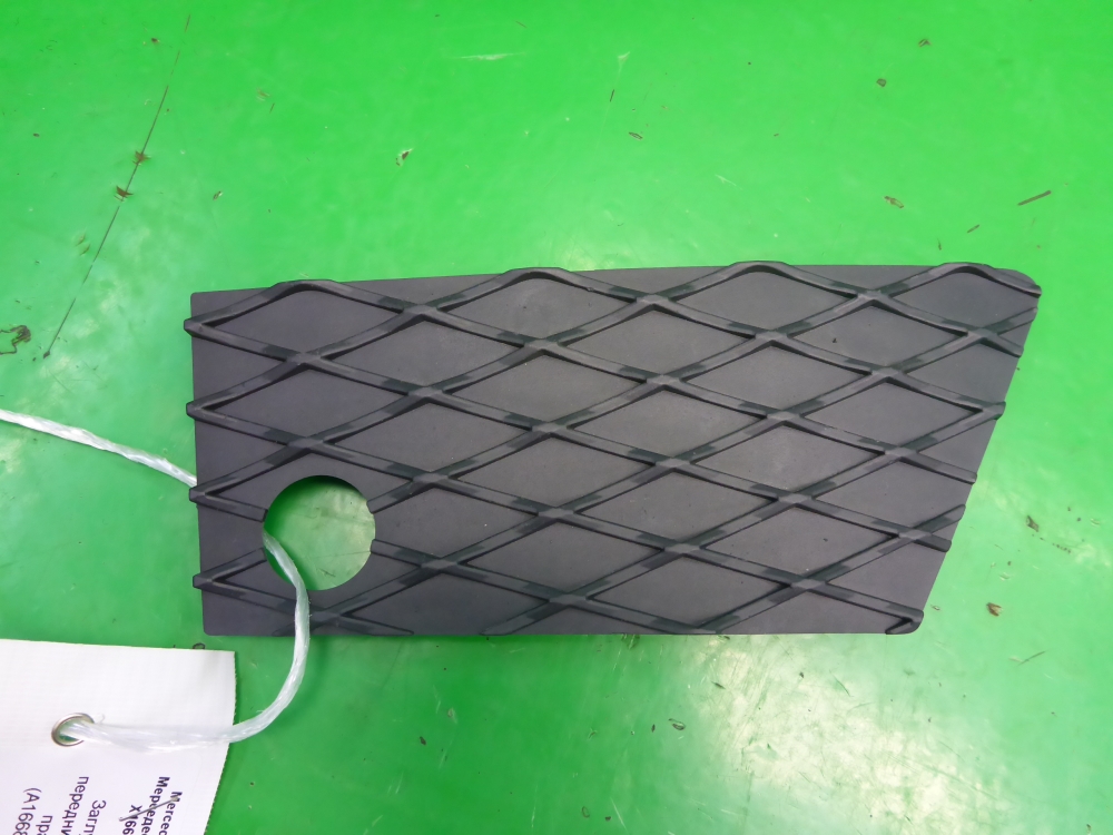 Заглушка бампера правая