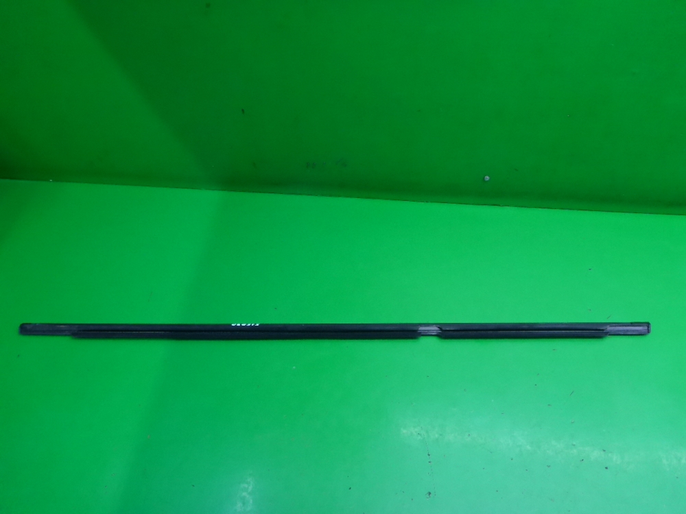 Накладка стекла заднего левого