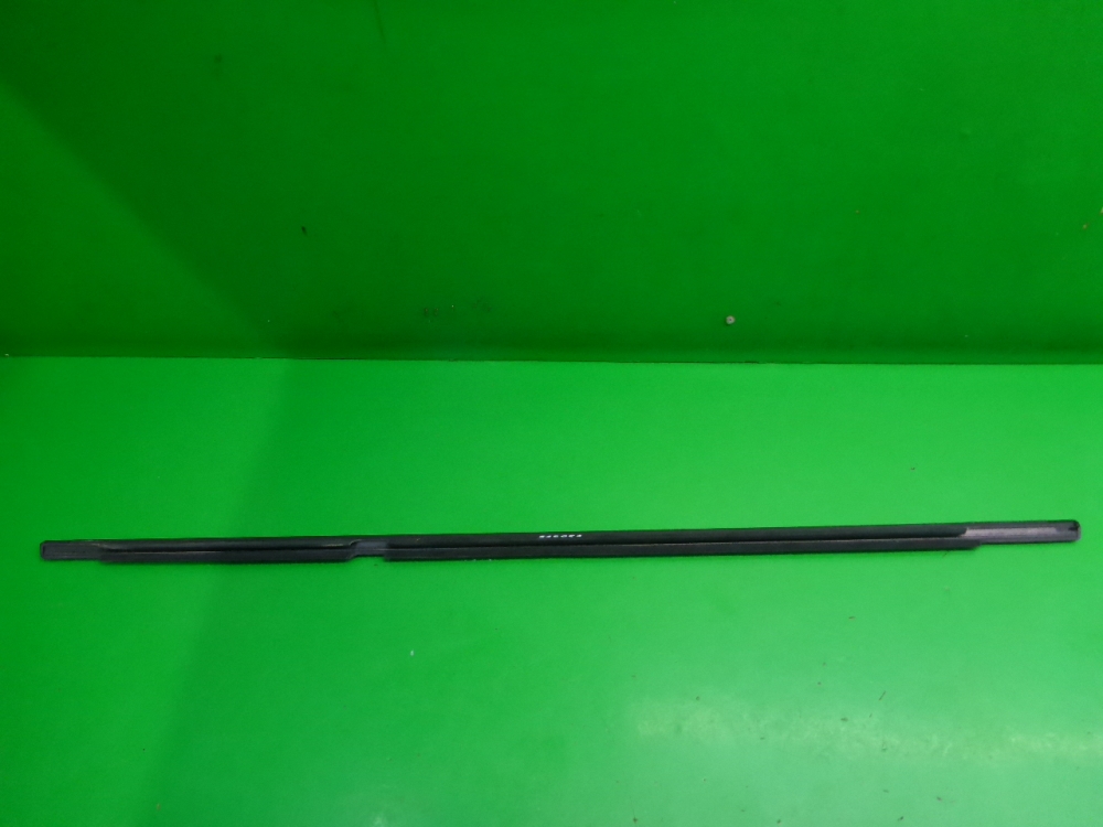 Накладка стекла заднего правого