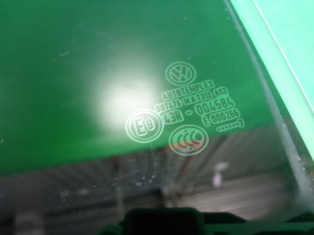 Стекло двери задней левой