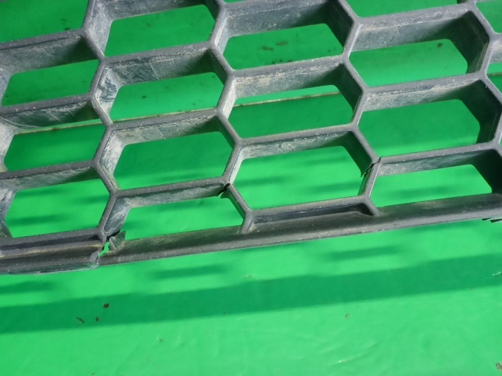 Решетка в бампер центральная