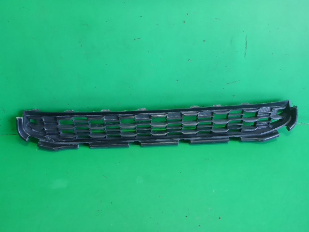 Решетка в бампер центральная